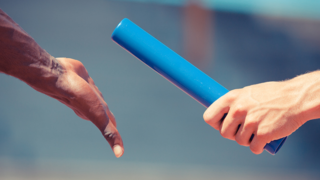 Foto: Staffellauf, Nahaufnahme Staffelstabübergabe