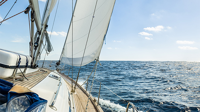 Foto: Nahaufnahme liegender Badmintonschläger mit Federball
